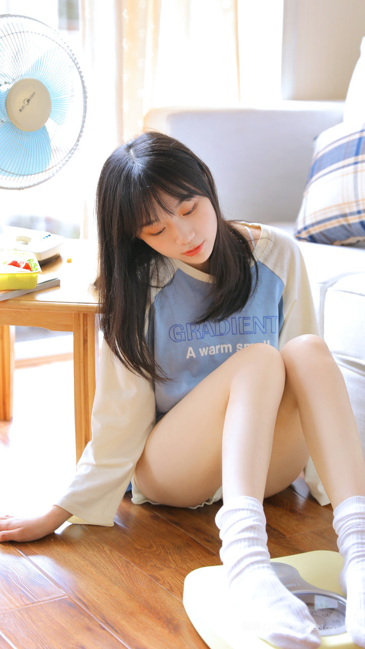 坐在地板上的可爱清纯女生高清壁纸图片大全