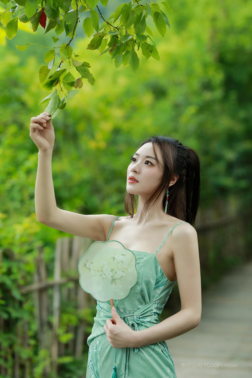 清纯养眼女生青色吊带长裙户外踏青写真照片