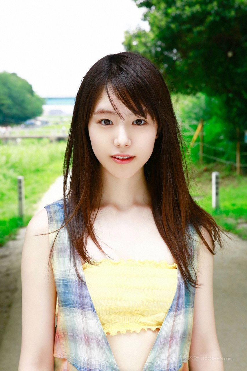 乡间小路上的日本清纯甜美女孩高清手机壁纸图片