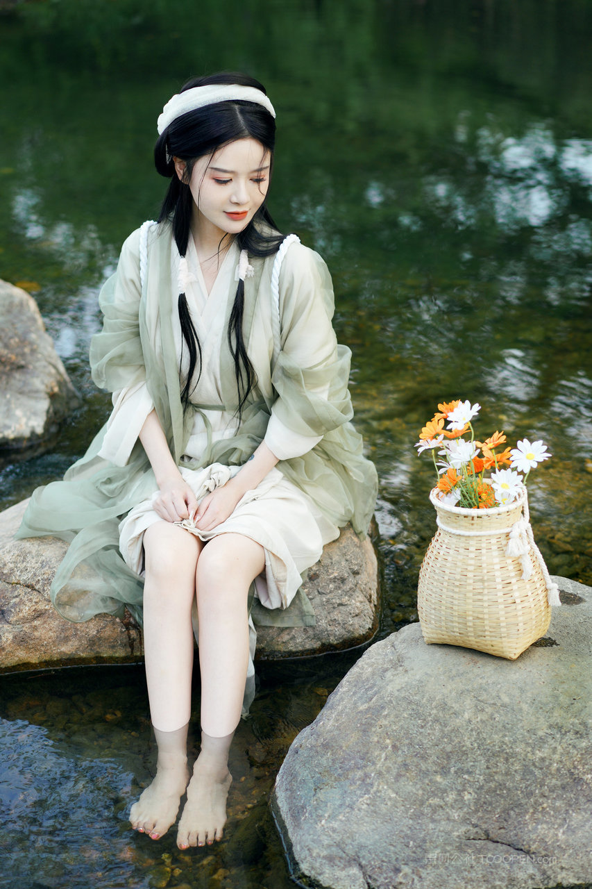 小溪边洗脚的清纯古装美女唯美艺术写真图片