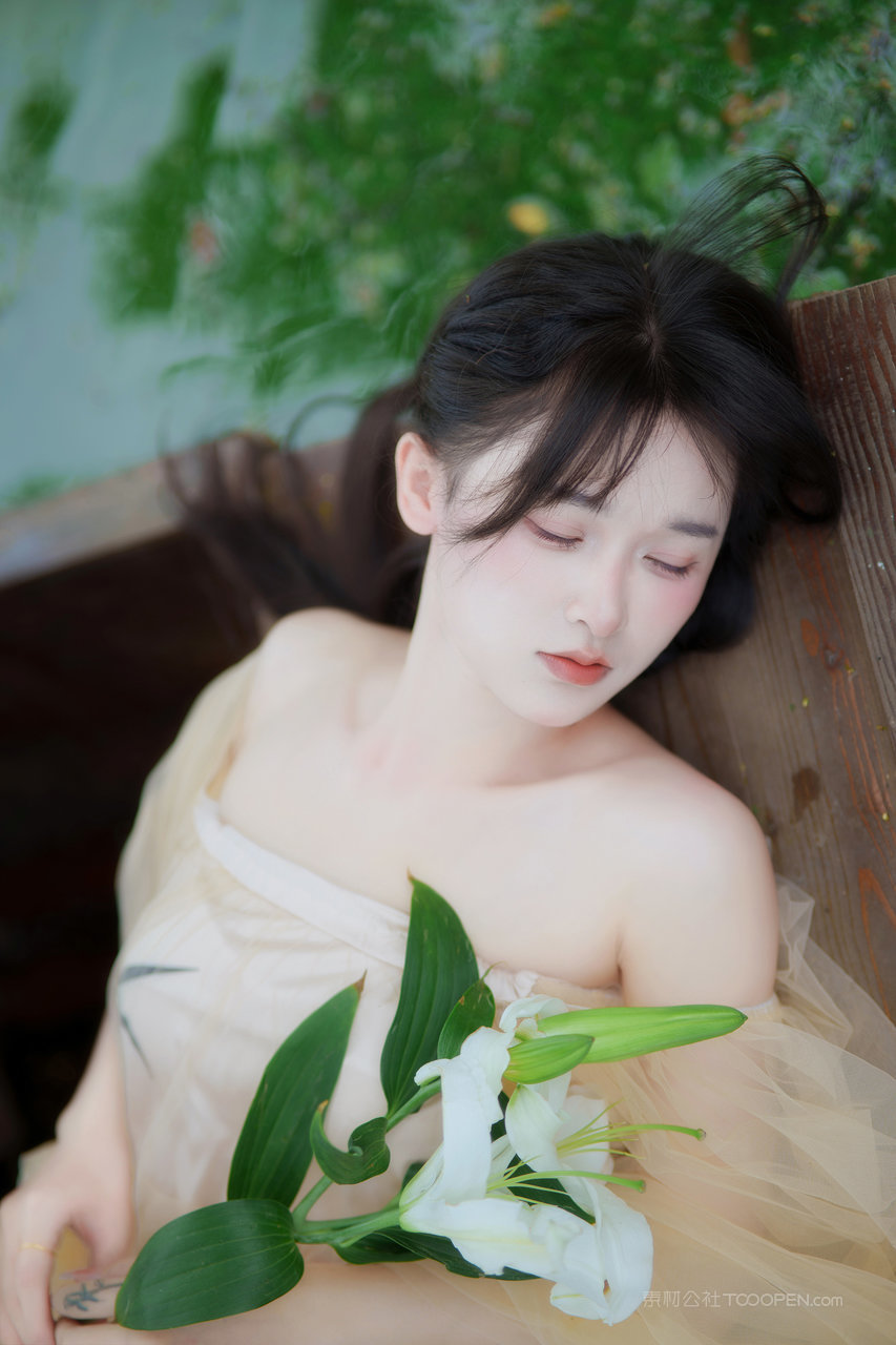 闭上眼睛的漂亮女生798艺术人像摄影图片