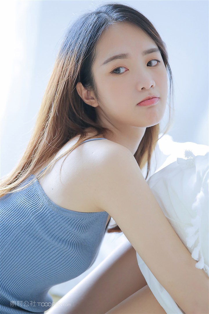 坐在床上的极品清纯美女写真图片素材