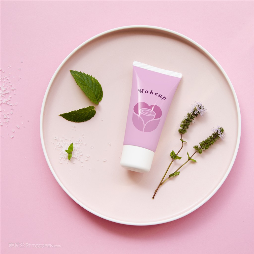 圆盘上的化妆品护肤品瓶子包装样机