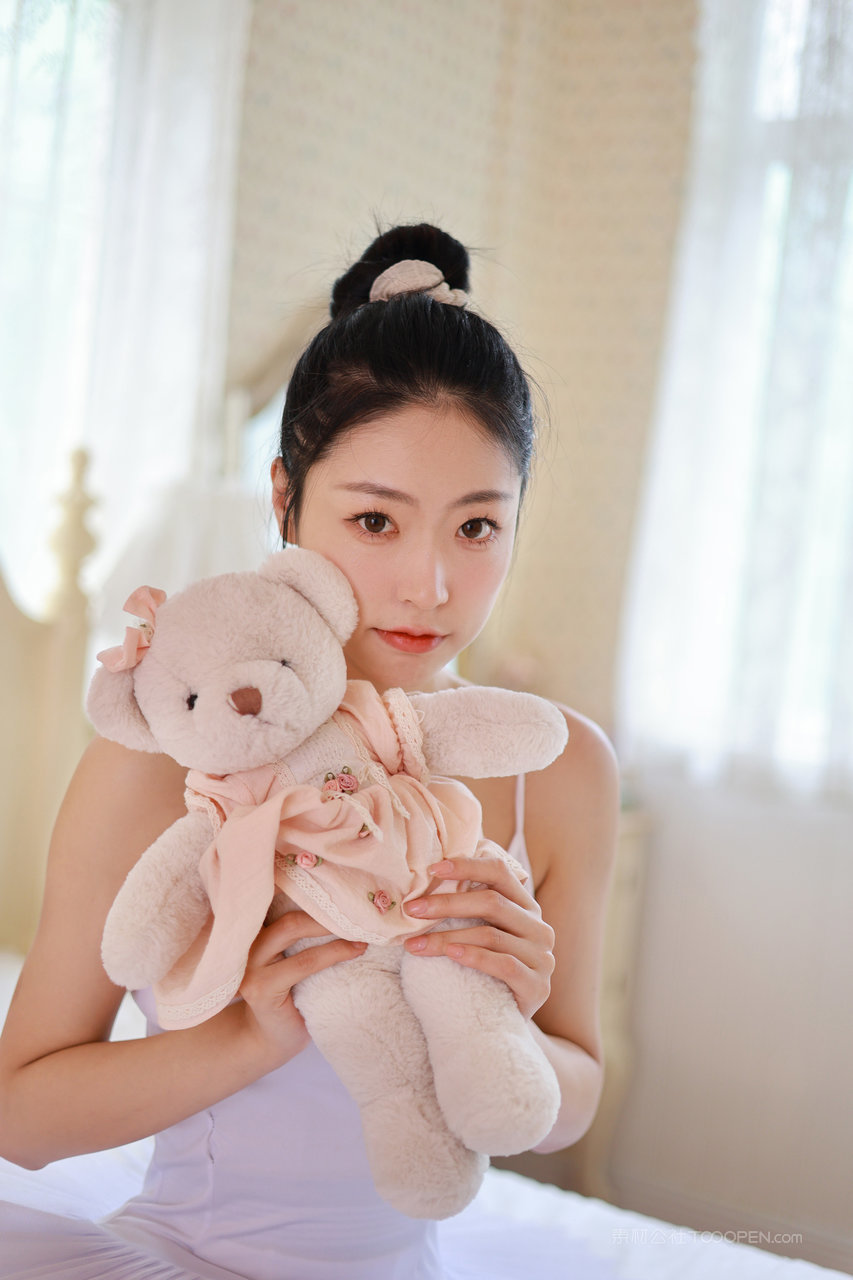 抱着小熊的清纯女孩美女闺房私房照图片