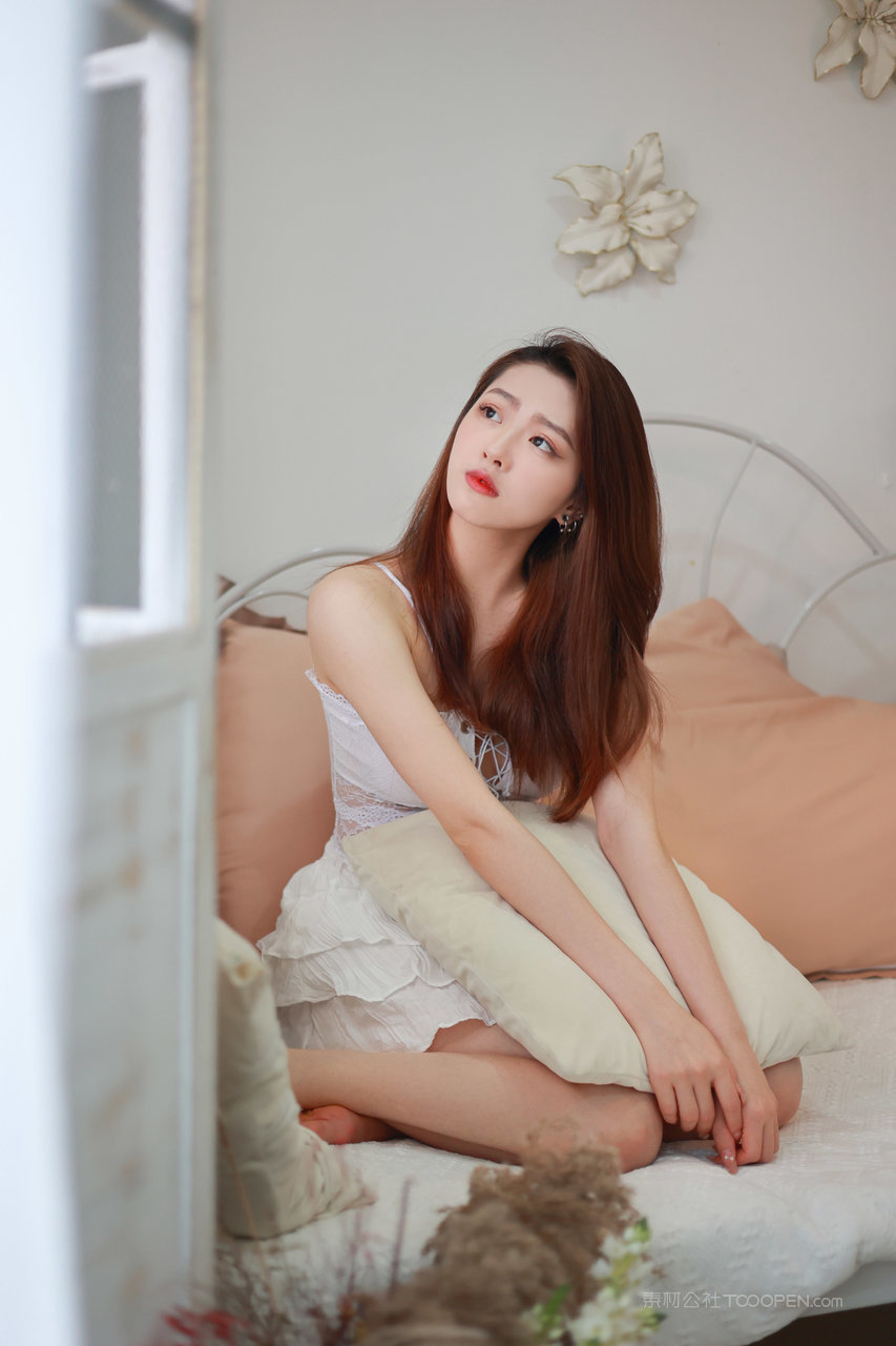 抱着枕头的女生116美女写真图片