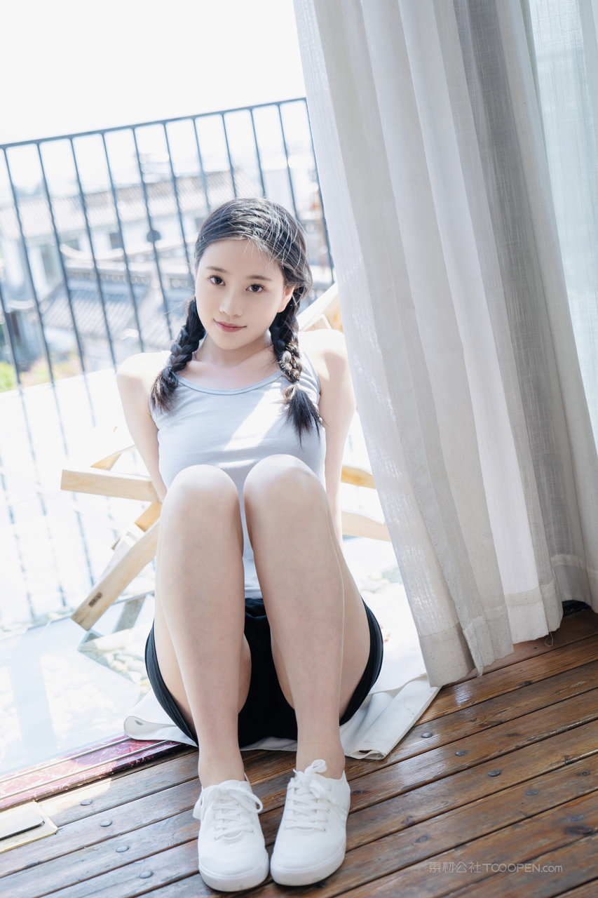 青春阳光的甜美女生798艺术写真图片