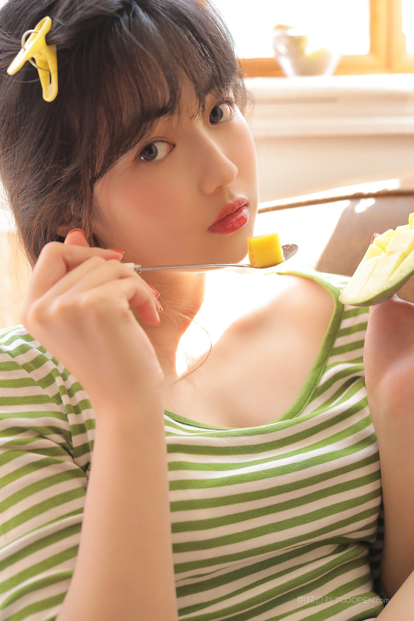 大眼睛清纯女神吃芒果图片