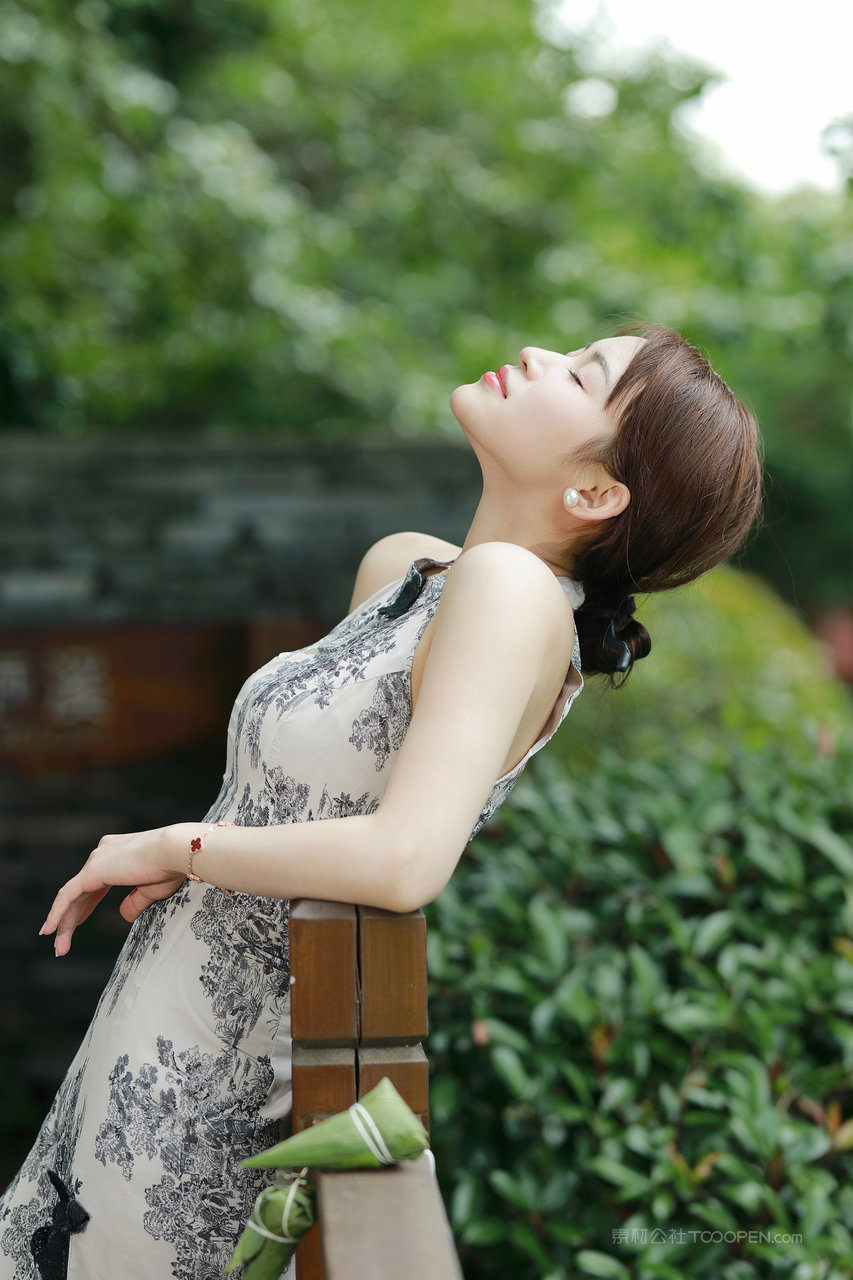 靠在栏杆上的清纯气质旗袍美女高清人像艺术摄影图片