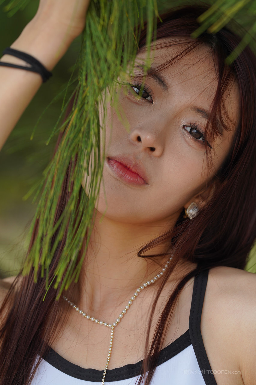 中国紧身泳装美女脸部特写图片