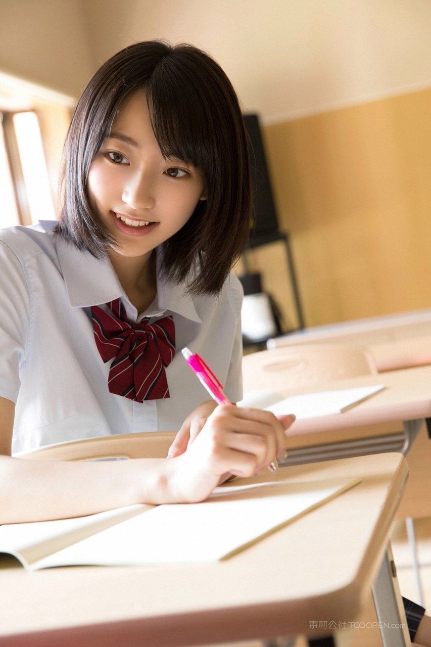 写作业的日本清纯短发美女高清手机壁纸图片