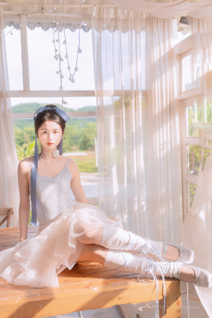 坐在桌子上的清纯女生mm131美女写真图片