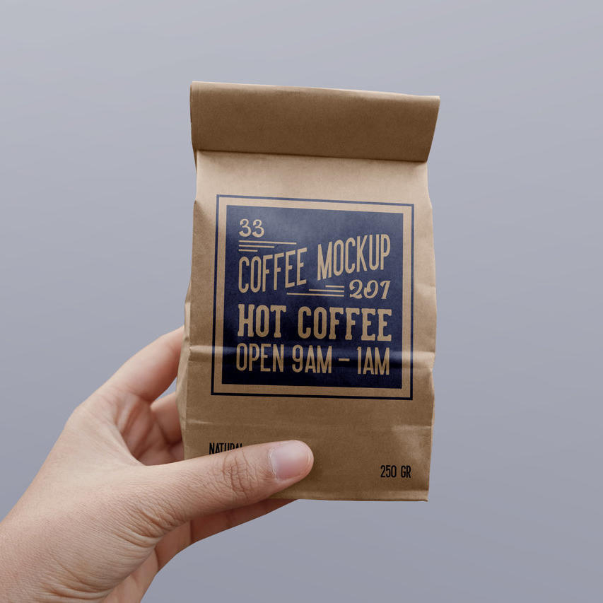 手拿牛皮纸咖啡包装PSD样机