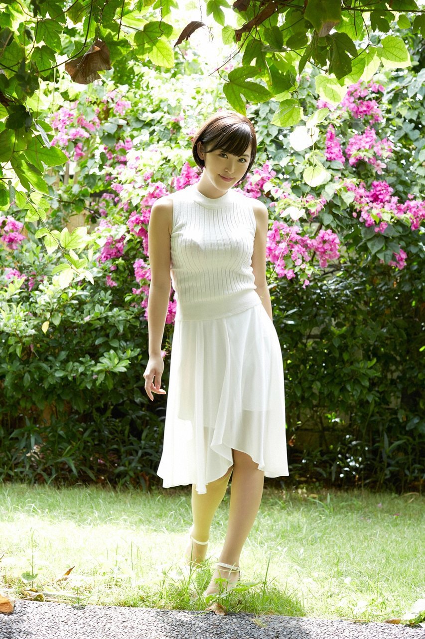 花园中的日本清纯长裙气质美女摄影图片