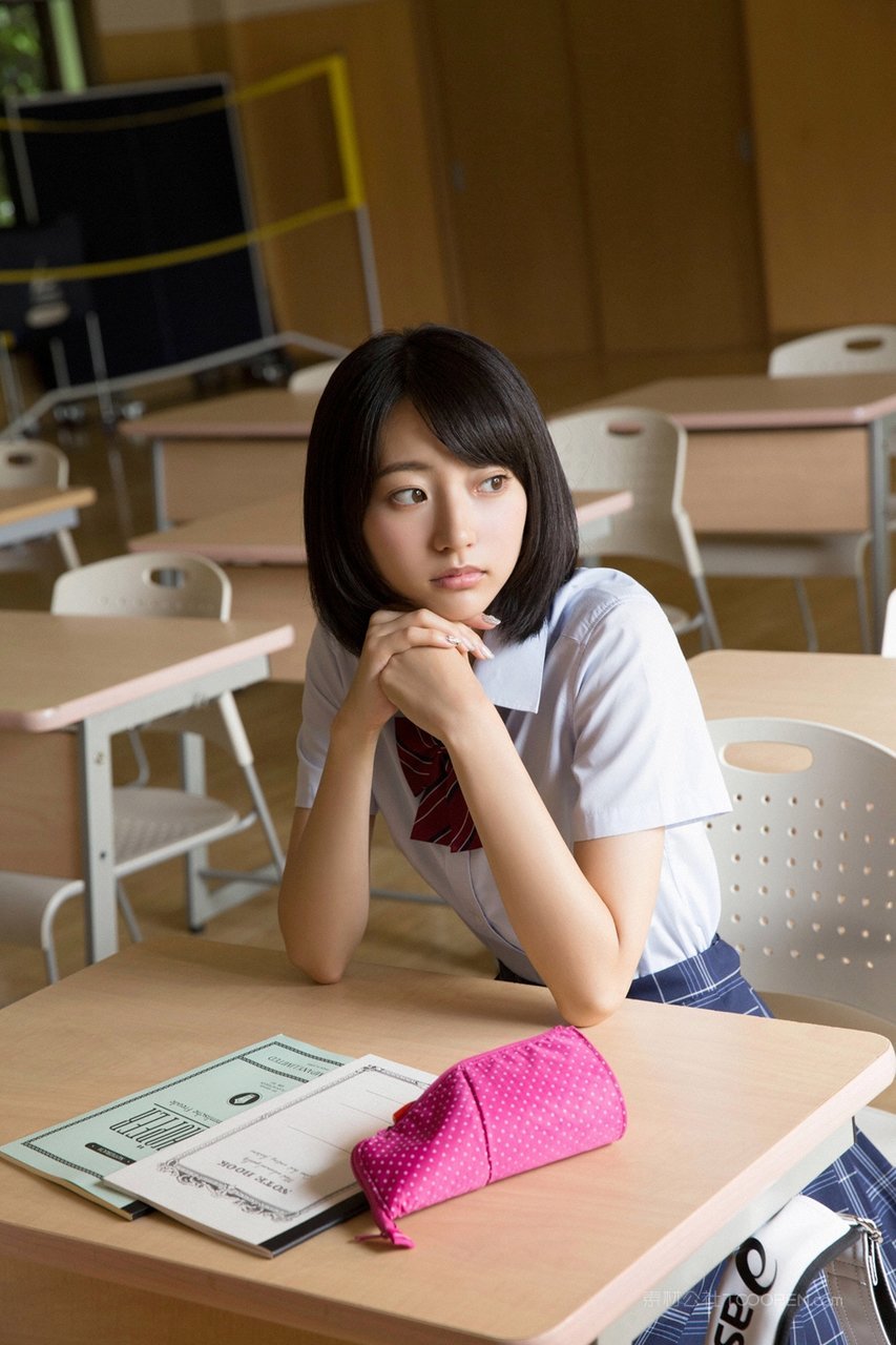 教室里的清纯可爱学妹美女高清壁纸大图