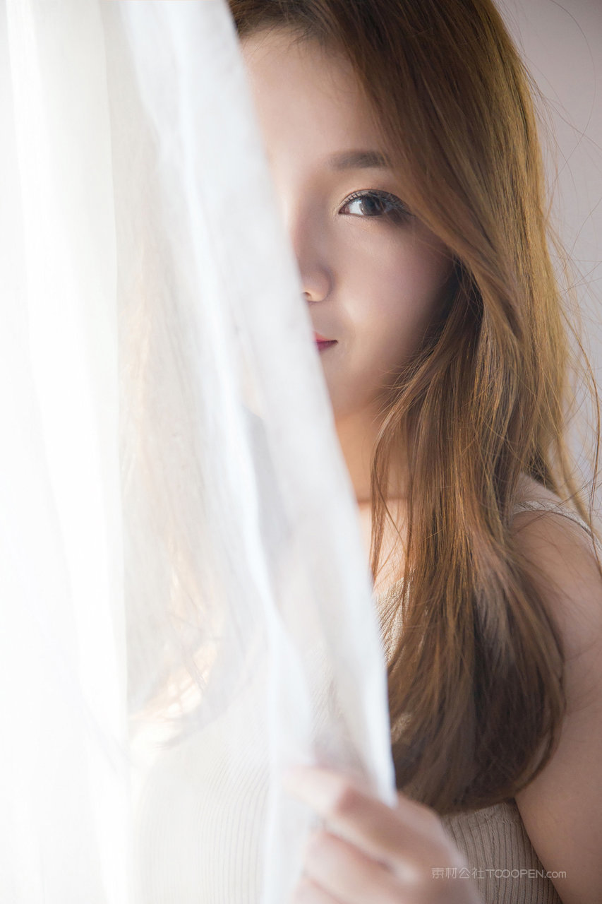 遮住半边脸的美女高清女生壁纸大图