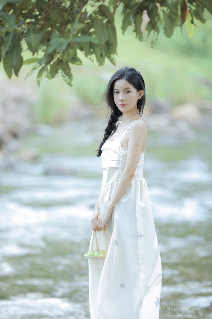 甜美可爱女生116美女一身白裙夏日小溪边玩耍图片