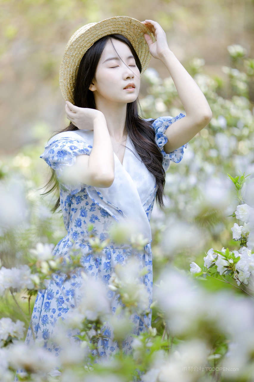 花丛中的漂亮美女高清手机壁纸大图