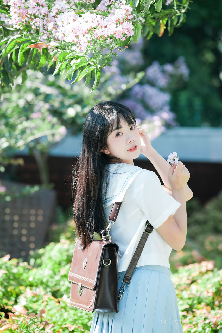 清纯学妹回眸一笑图片