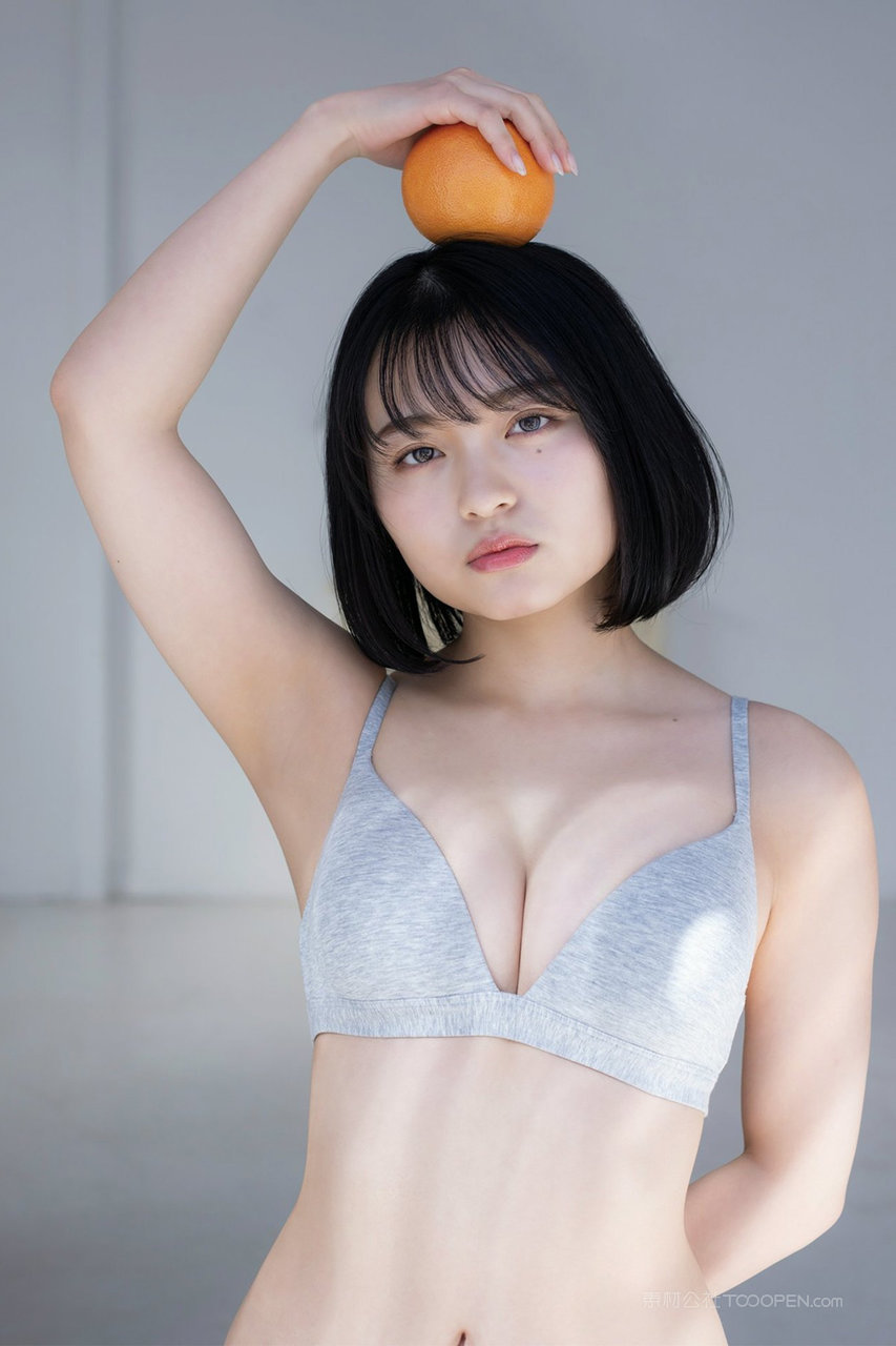 日本短发美少女mm131美女顶着苹果