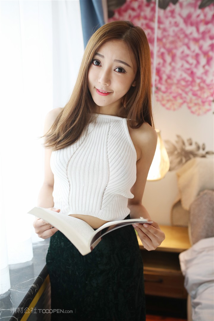 看书的清纯美女写真图片