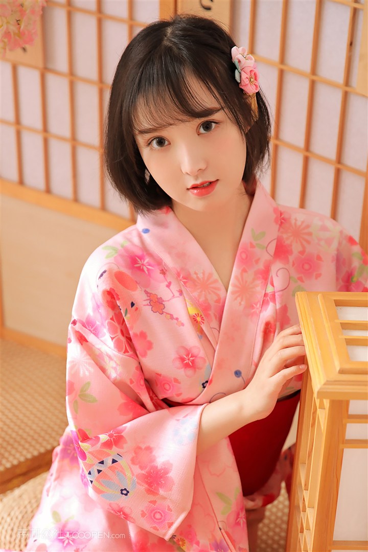 坐在地上的清纯和服美女图片