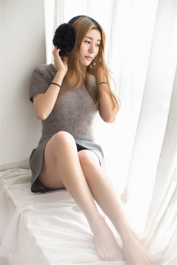 坐在窗户上的清纯超短裙美女图片