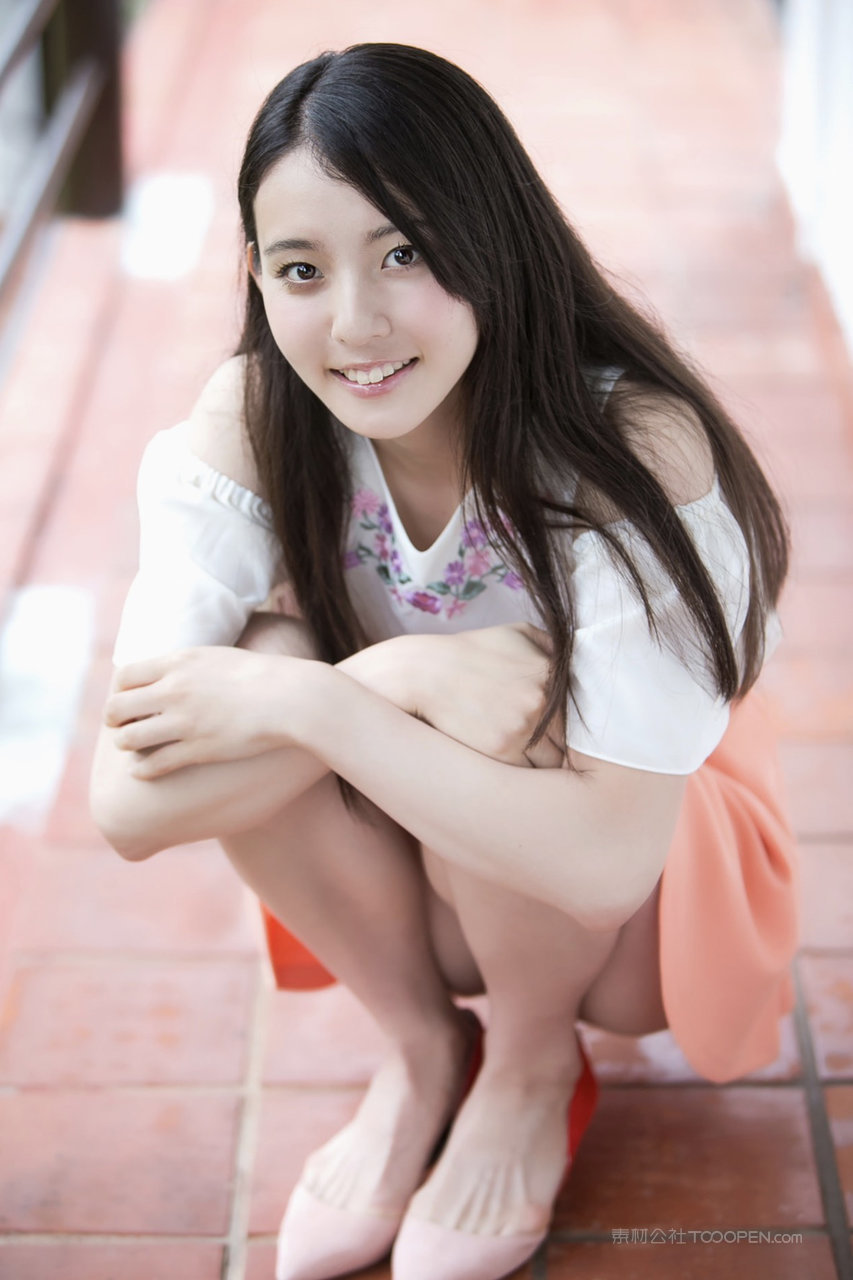 蹲在地上的日本高中生美女纯天然自拍