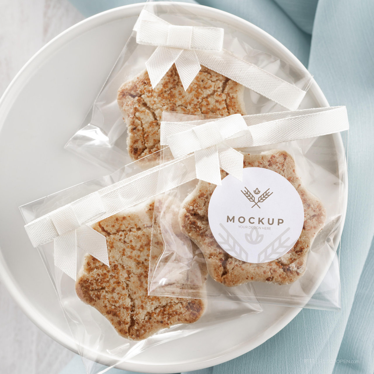 盘子里的透明饼干包装袋贴图样机