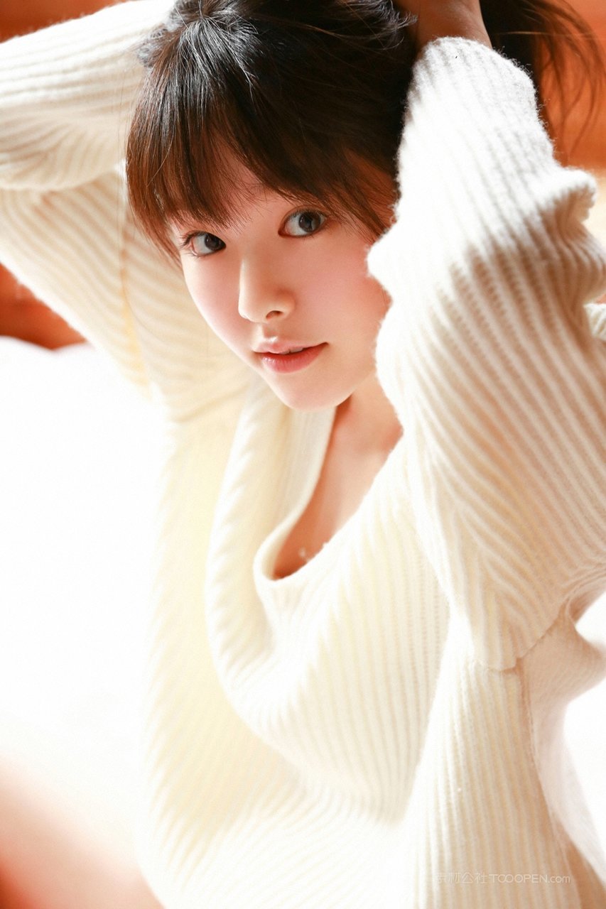 挽起头发的日本清纯女孩高清美女壁纸图片