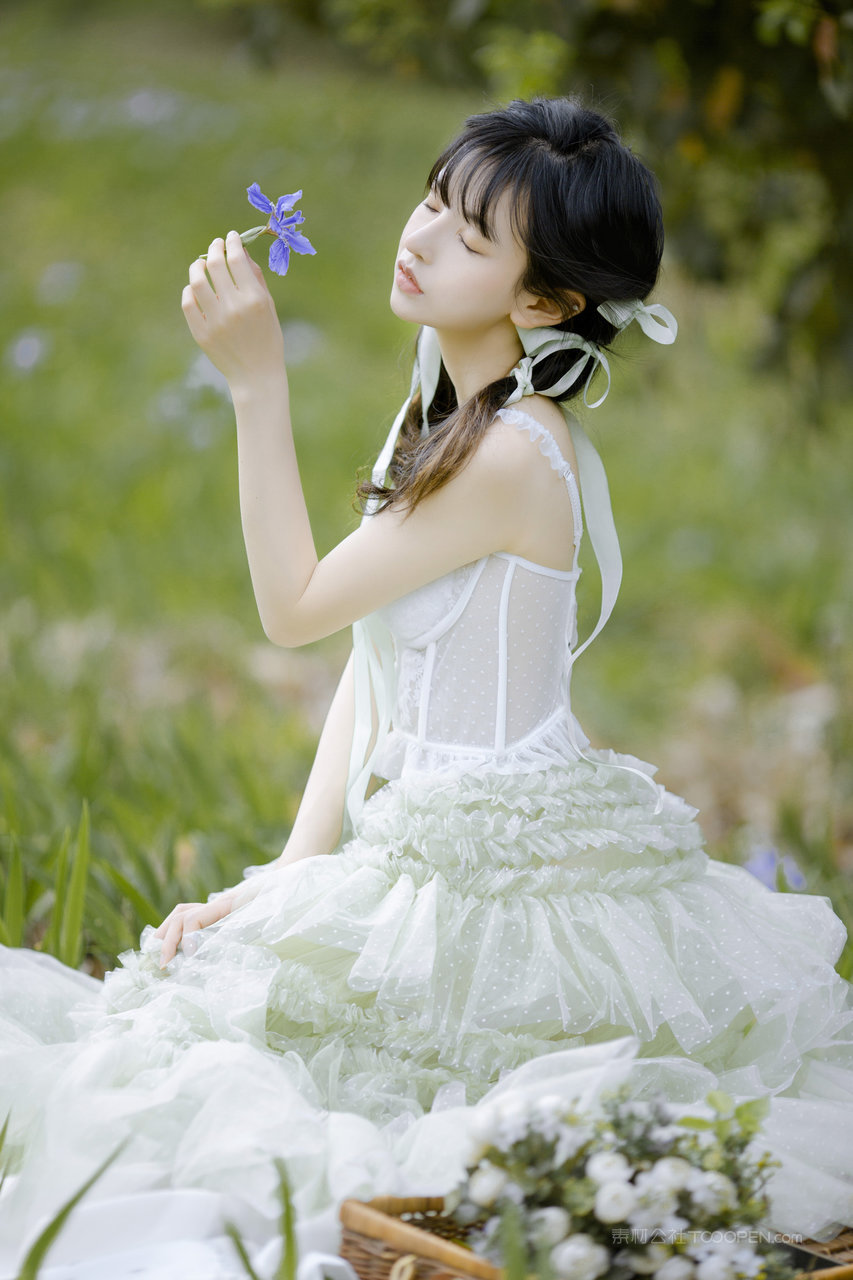 穿着公主裙的甜美清纯女孩唯美手机壁纸图片