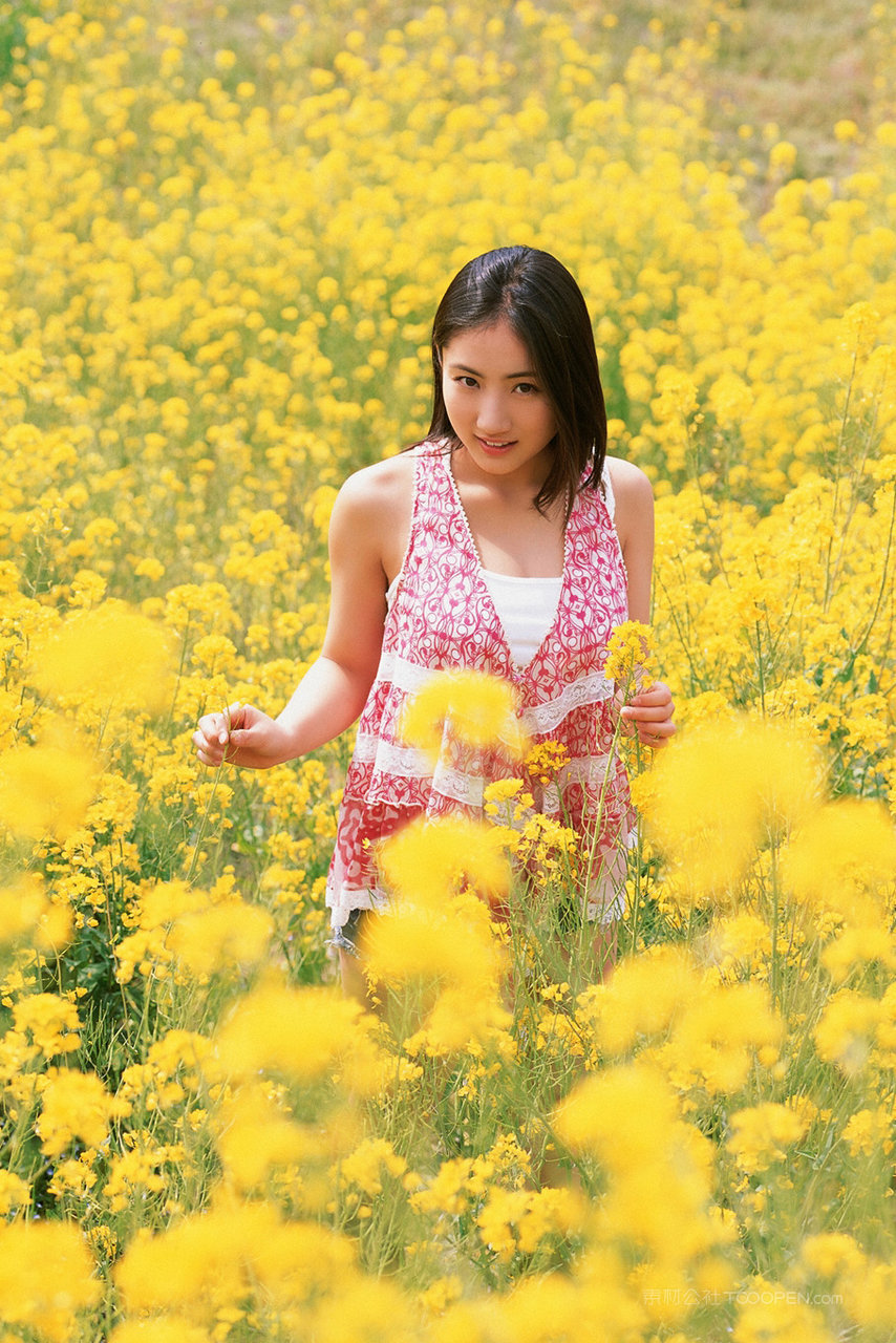 油菜花田里的清纯日本少女唯美写真图片