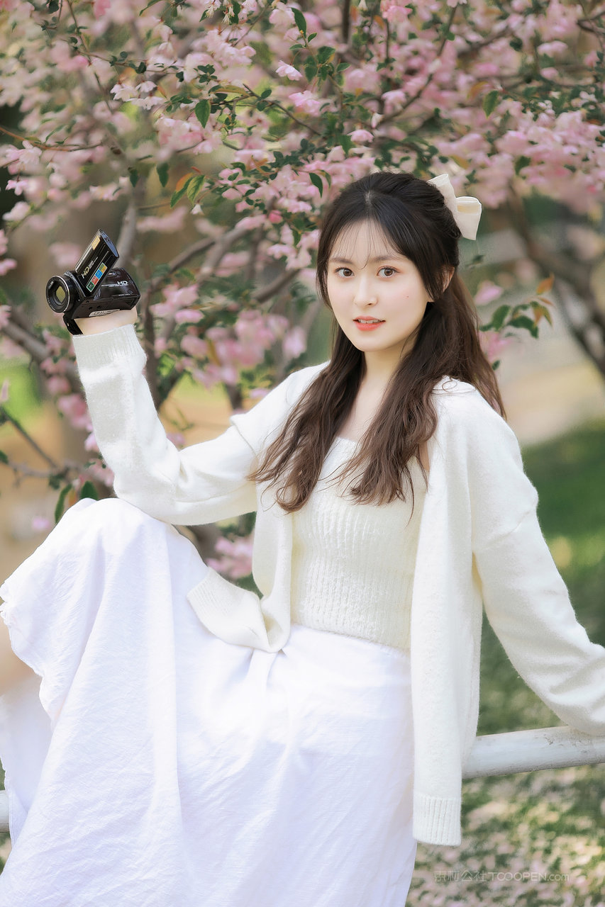 拿着相机的清纯可爱美女高清照片