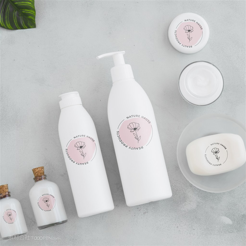 一整套的洗浴用品贴图样机