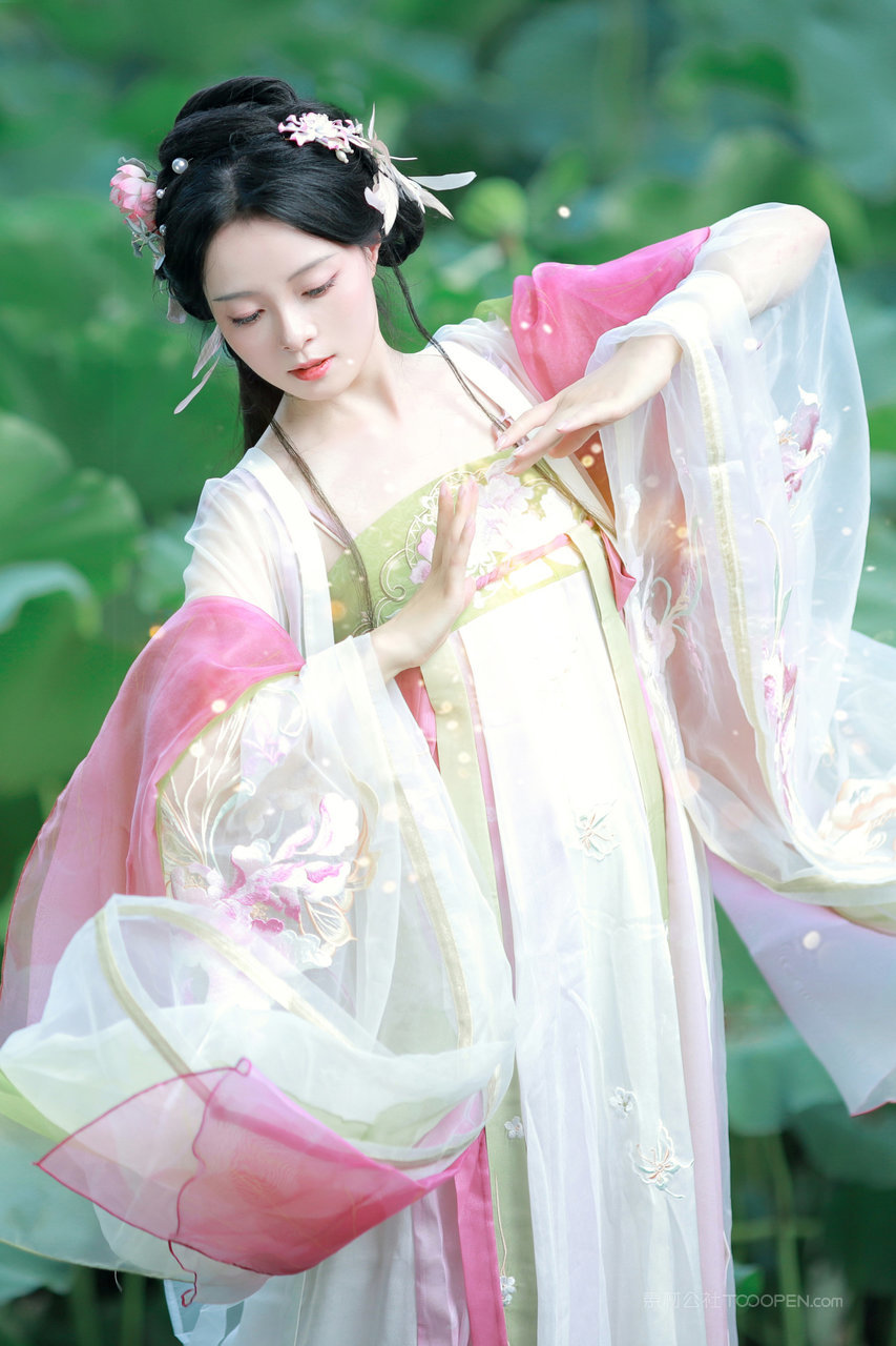 中国高清汉服美女荷花池边唯美艺术写真图片