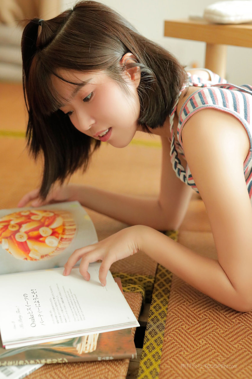 看菜谱的甜美小萌妹美女生活照摄影写真图片