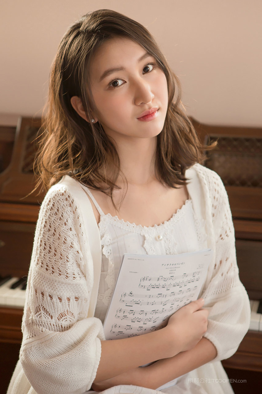 清纯养眼美女钢琴老师个人艺术写真图片