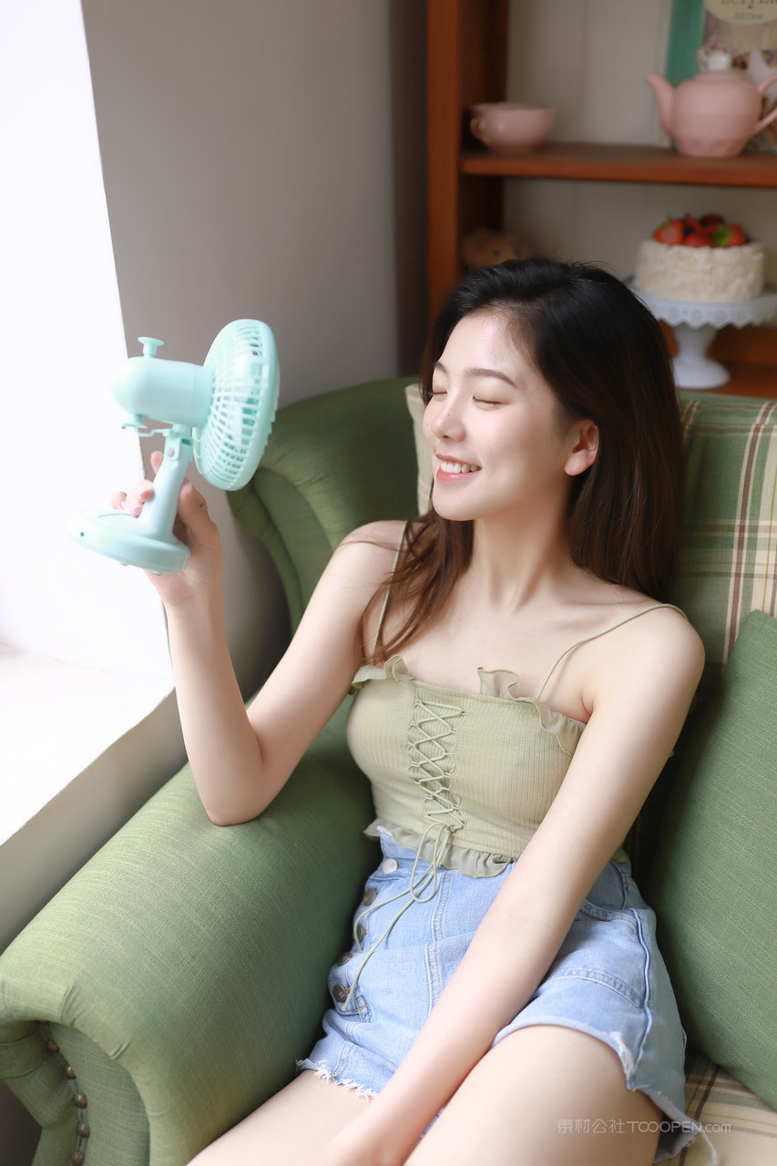 吹风扇的日韩甜美女生温柔写真图片