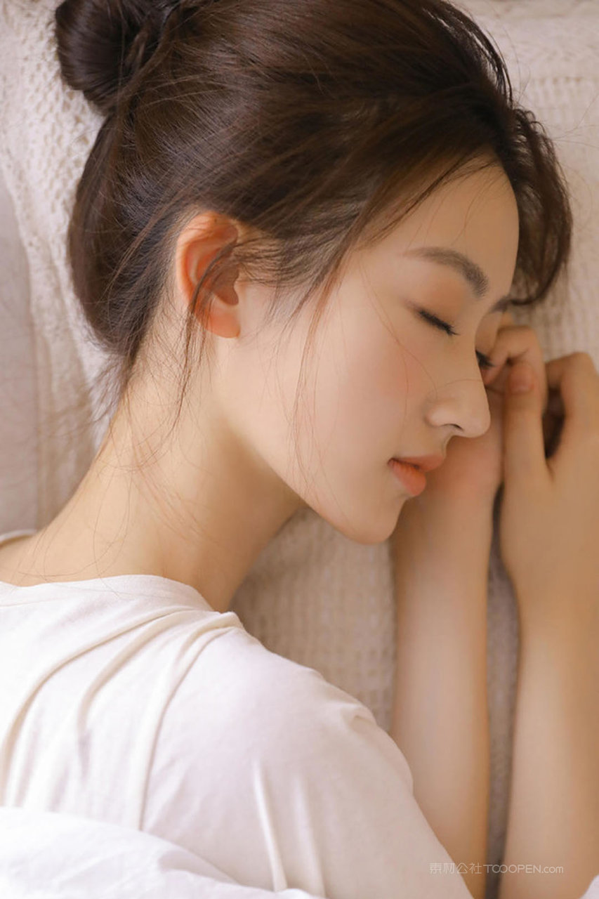 闭眼睡觉的好看的头像女生图片