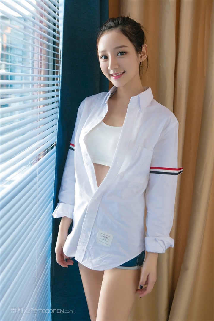 靠在窗户边的极品清纯小美女高清图片