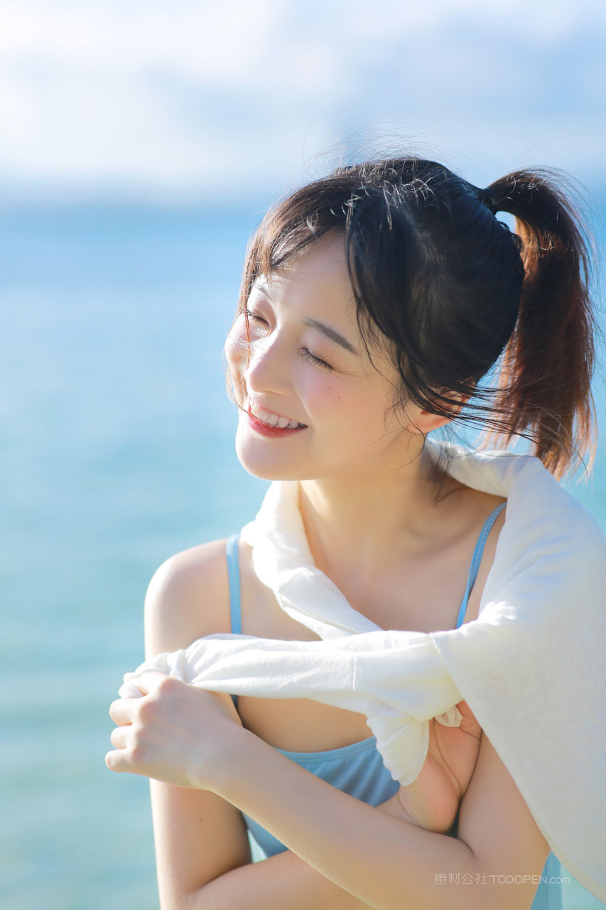 笑容灿烂的清纯美女泳装写真套图