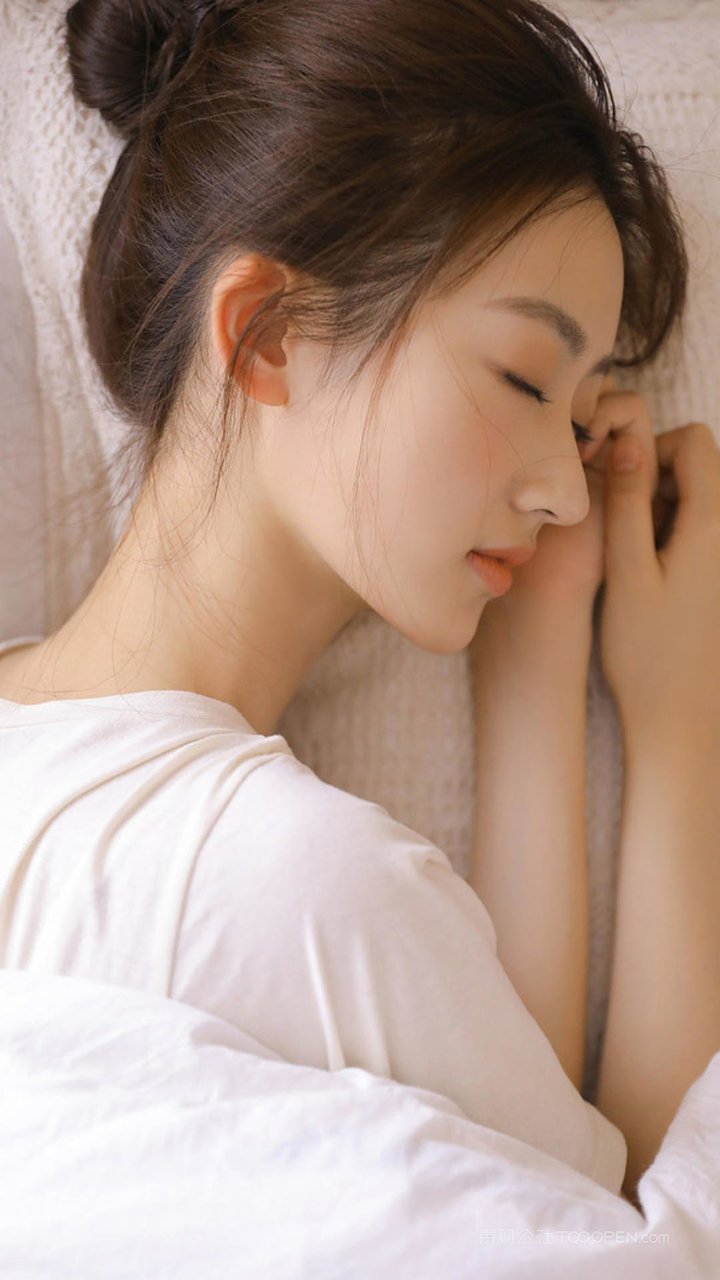 睡觉的清纯甜美女生侧脸图片