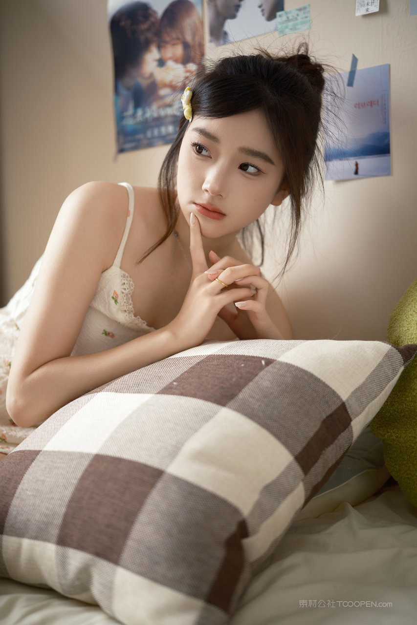 趴在床上的高颜值清纯美女主播私房照