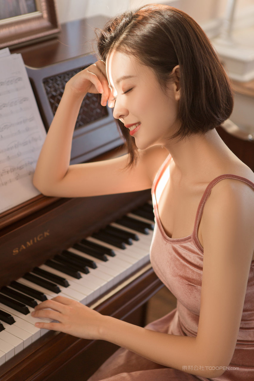 弹钢琴的短发气质女神侧脸写真图片