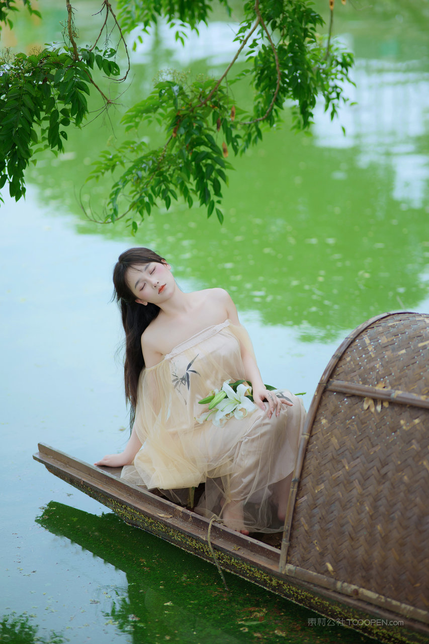 小船上的漂亮女孩唯美意境人像摄影构图