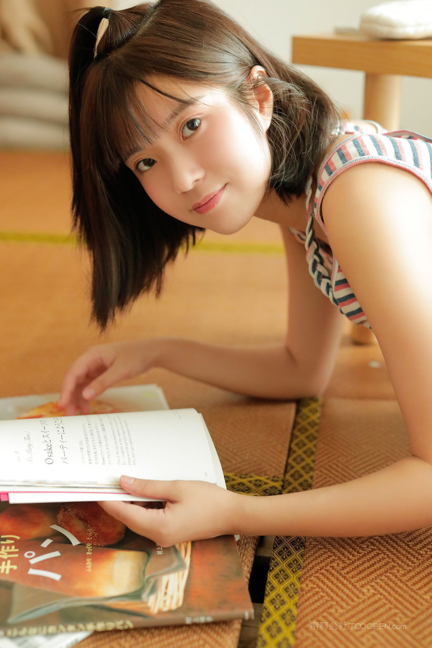 趴在床上看书的短发女孩高清美女壁纸图片