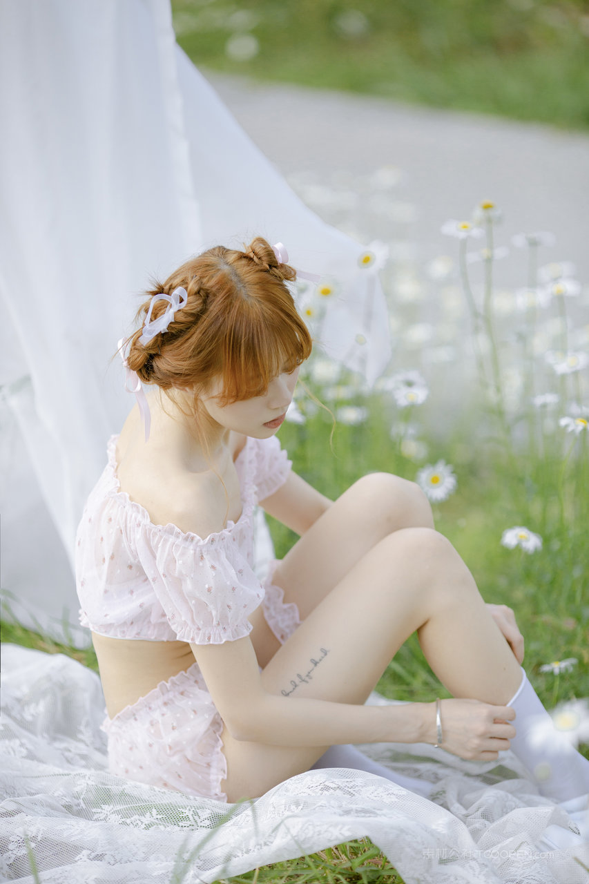 国产极品粉嫩美女户外踏青人像摄影图片