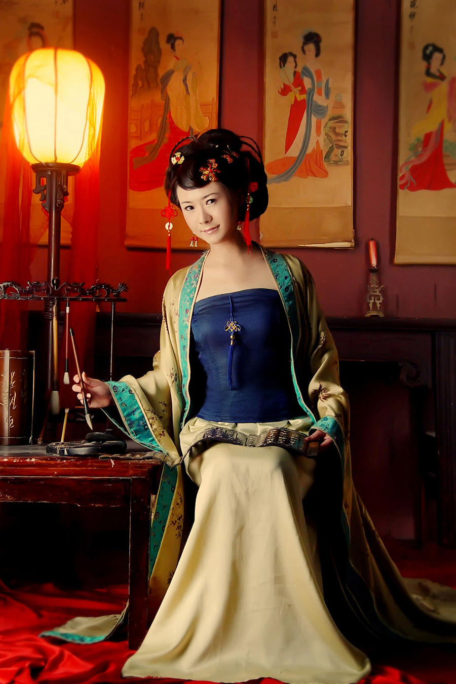 写竹简的古典美女素材