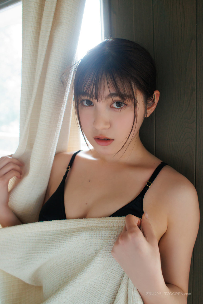 躲在窗帘后的日本MM131美女