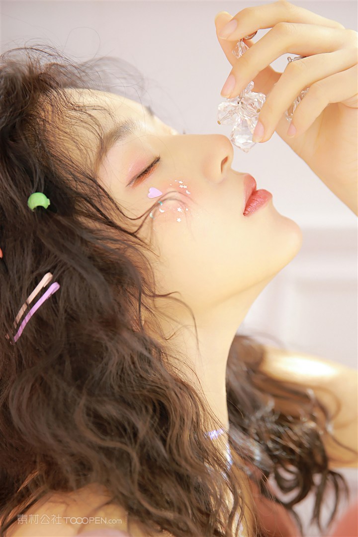 闭眼抬头的高清美女图片