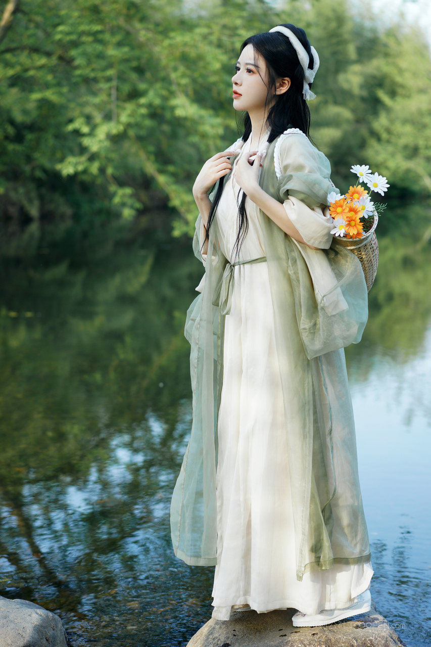 站在湖边的清纯古典汉服美女艺术摄影图片大全